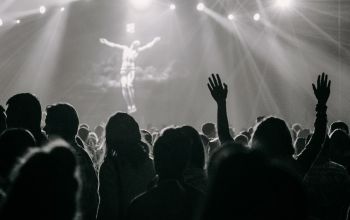 Krisztus a kereszten és éljenzés