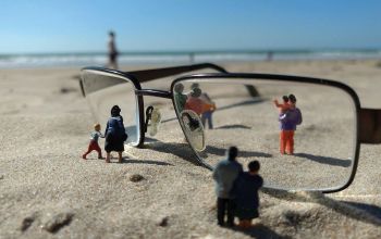 szemüveg miniatűr figurák