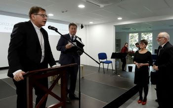 Evangélikus Országos Gyűjtemény vezetpi átveszik a Prónay Sándor-díjat