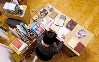 A jó hír átadásának eszköze. Az íróasztalnál: Gerőfi Gyuláné Brebovszky Éva