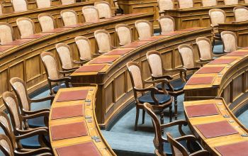 üres parlamenti székek