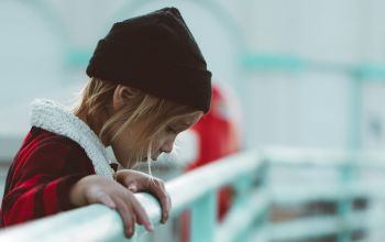 korlát mellől lefelé néző gyerek