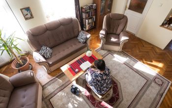 Zsednai Józsefné igehirdetésre készülődése közben