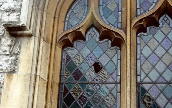 lyuk egy templom üvegablakán