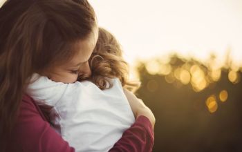 anya öleli gyermekét