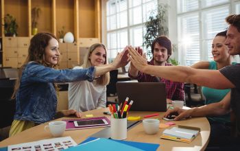 egyetértés - pacsi emberek között