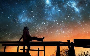 lány csillagos égbolt alatt