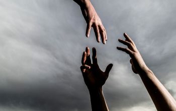 segítséget kérő-nyújó kezek