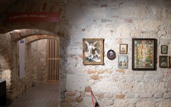 kiállítás a vallási giccsről az Evangélikus Országos Múzeumban