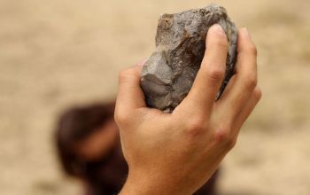 követ hajító kéz