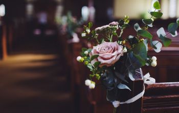 esküvői dekoráció a templomban