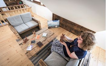 Az asztalnál Váraljainé Melis Orsolya