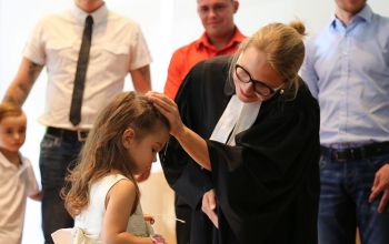 női lelkész keresztel