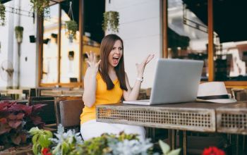 laptop előtt ülő ideges nő