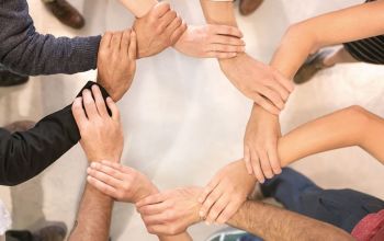 összekapaszkodó emberek közössége