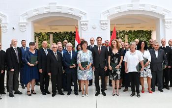 Csoportkép a kitüntettekkel a Magyar Arany Érdemkereszt kitüntetés átadása után