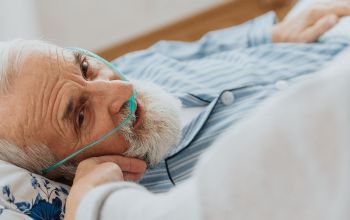 haldokló férfi kórházi ágyon