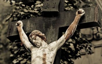 Jézus a kereszten - fotó: kentarcajuan/GettyImages/Canva