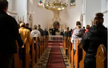 A torony az ég felé mutat