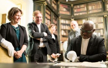 Panti Filibus Musa nigériai érsek, az LVSZ elnöke Luther végrendeletét tanulmányozza