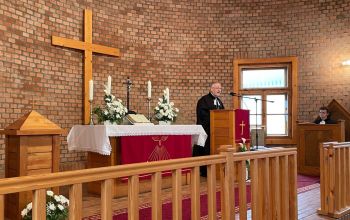 Szemerei János püspök a 25 éve felszentelt kisfaludi evangélikus templomban 2022. május 8-án - fotó: Kissné Varga Katalin