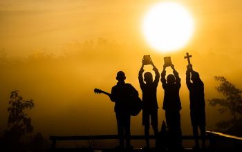 közös dicsőítés és éneklés