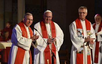 Munib Younan, a Lutheránus Világszövetség akkori elnöke, Ferenc pápa és Martin Junge LVSZ-főtitkar 2016. október 31-én Lundban