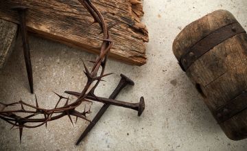 nagypéntek töviskoszorú kalapács szegek kereszt