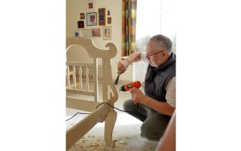 Szemerei János püspök farag és csiszol