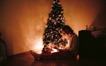 karácsonyfa alatt olvasó lány