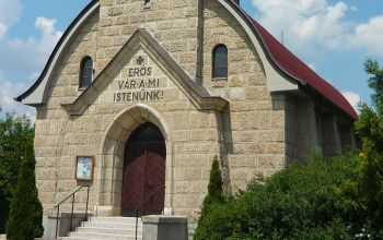 Erős vár a mi Istenünk! felirat egy templom homlokzatán