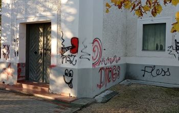 összefirkált templom