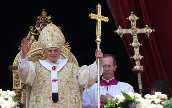 XVI. Benedek pápa 2011-ben urbi et orbi áldást oszt