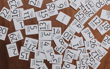 letépett lapocskák egy naptárból