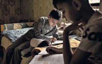 Az ötödikes Krisztofer és a negyedik osztályos Levente irodalomleckét ír – fotó: Stiller Ákos/Igazgyöngy Alapítvány