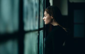 magányos nőalak – fotó: Unsplash.com/ Resat Kuleli