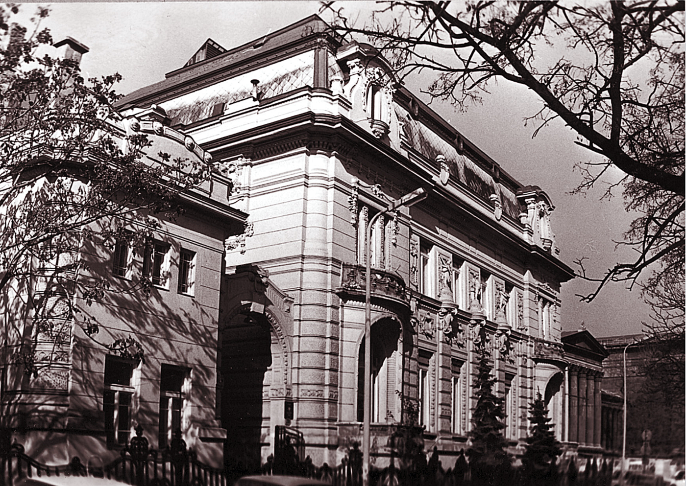 A Budapest VI. kerületi Lendvay utca 28. épülete. 1952–1962 között ebben az ingatlanban kapott helyet a Sopronból a fővárosba költöztetett Evangélikus Teológiai Akadémia. A palota 1962–1989 között az Állami Egyházügyi Hivatal székhelye volt