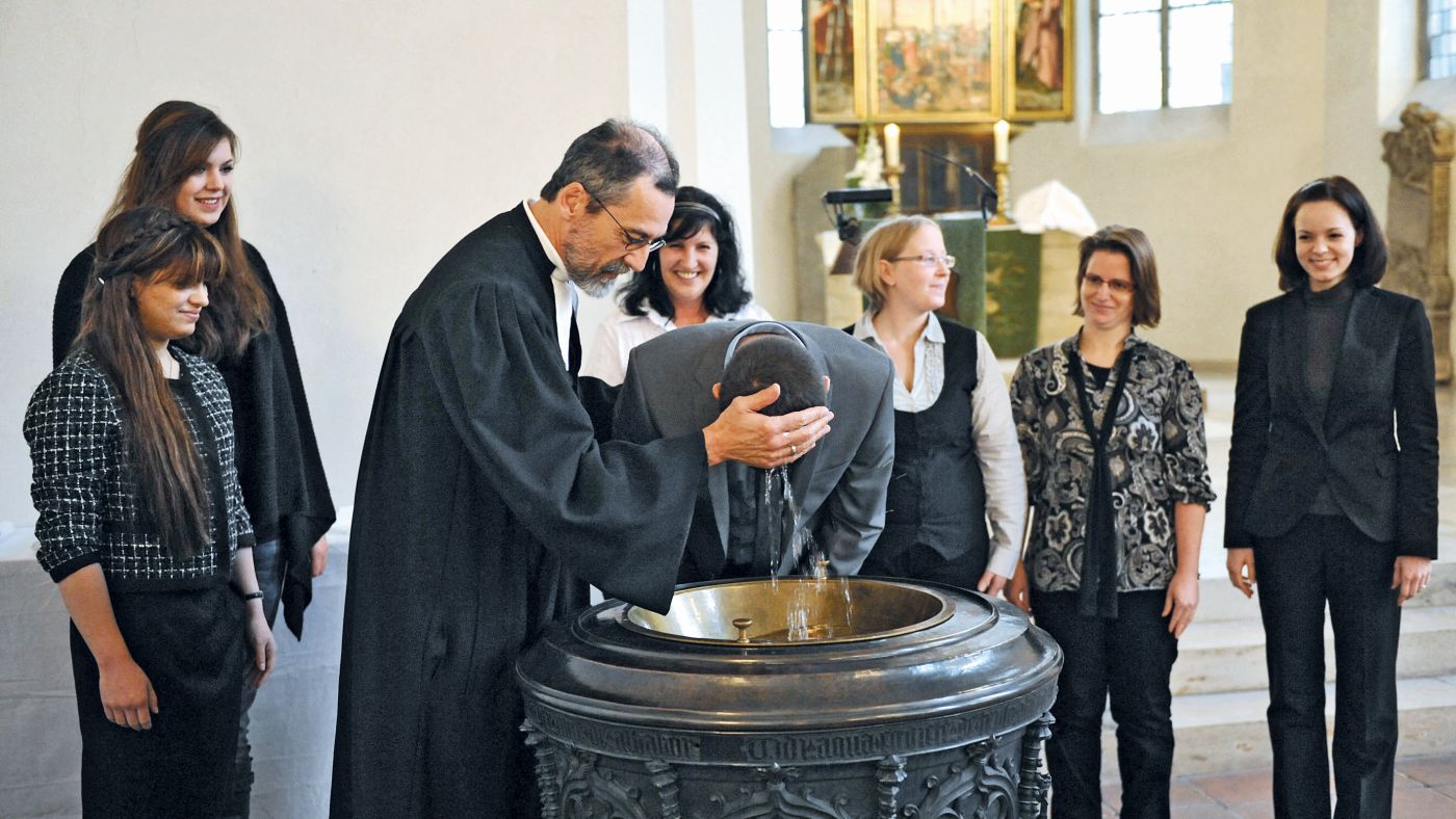 felnőtt keresztség – fotó: epd-bild / Jens-Schulze