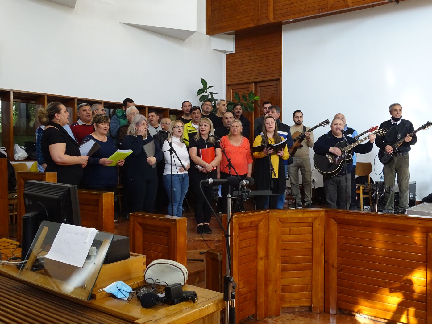 Alsózsolczai dicsőítő csapat szolgálata a protestáns cigánymissziós konferencián 2022. február 12-én Békésen - Fotó: Szegfű Kata