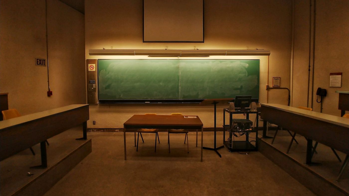 üres iskolaterem - fotó: Niamat Ullah / Unsplash.com