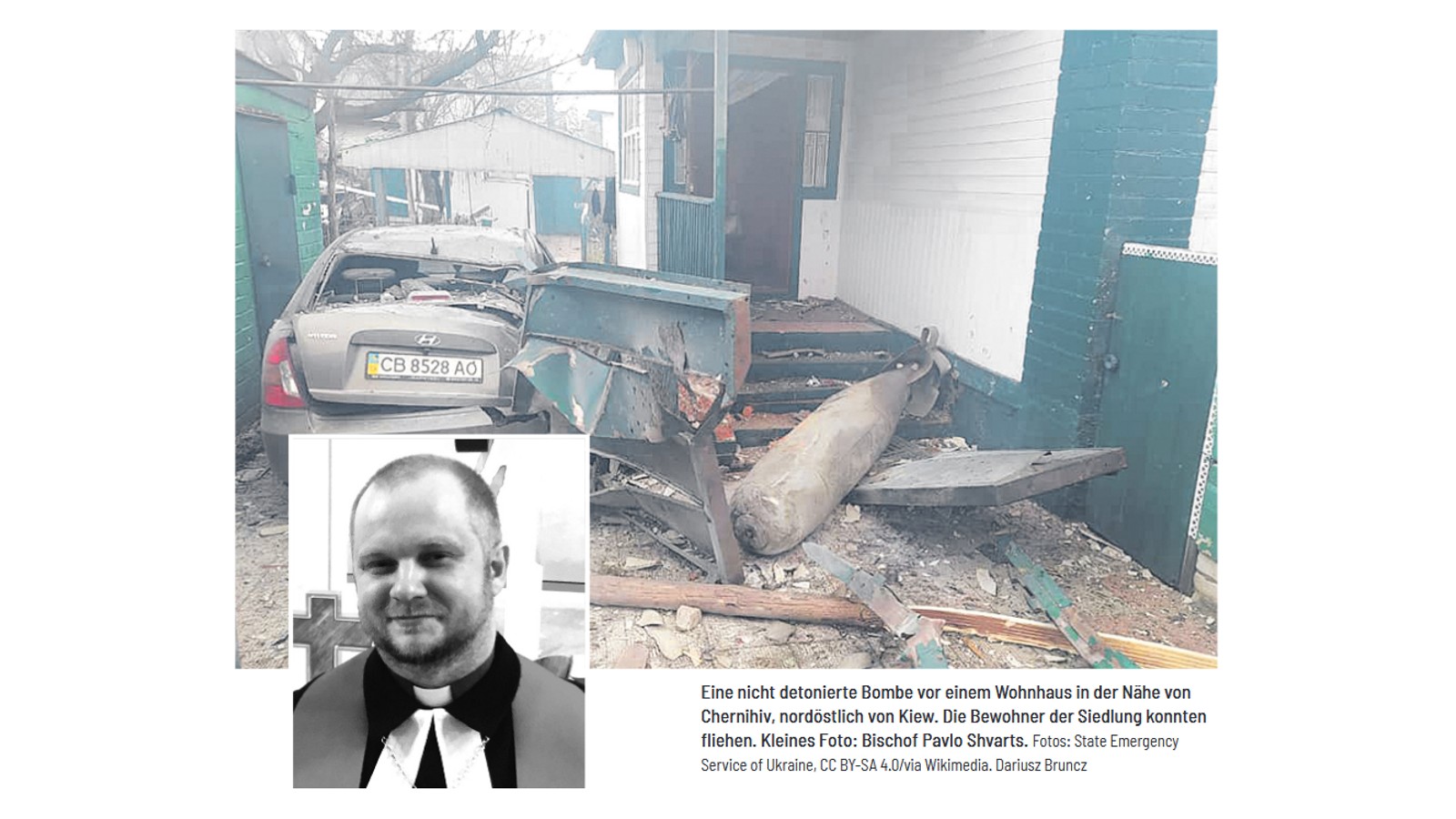 Egy fel nem robbant bomba egy lakóház előtt Harkiv közelében, Kijevtől északkeletre. A település lakói el tudtak menekülni  Kis fénykép: Pavlov Shvarts püspök.