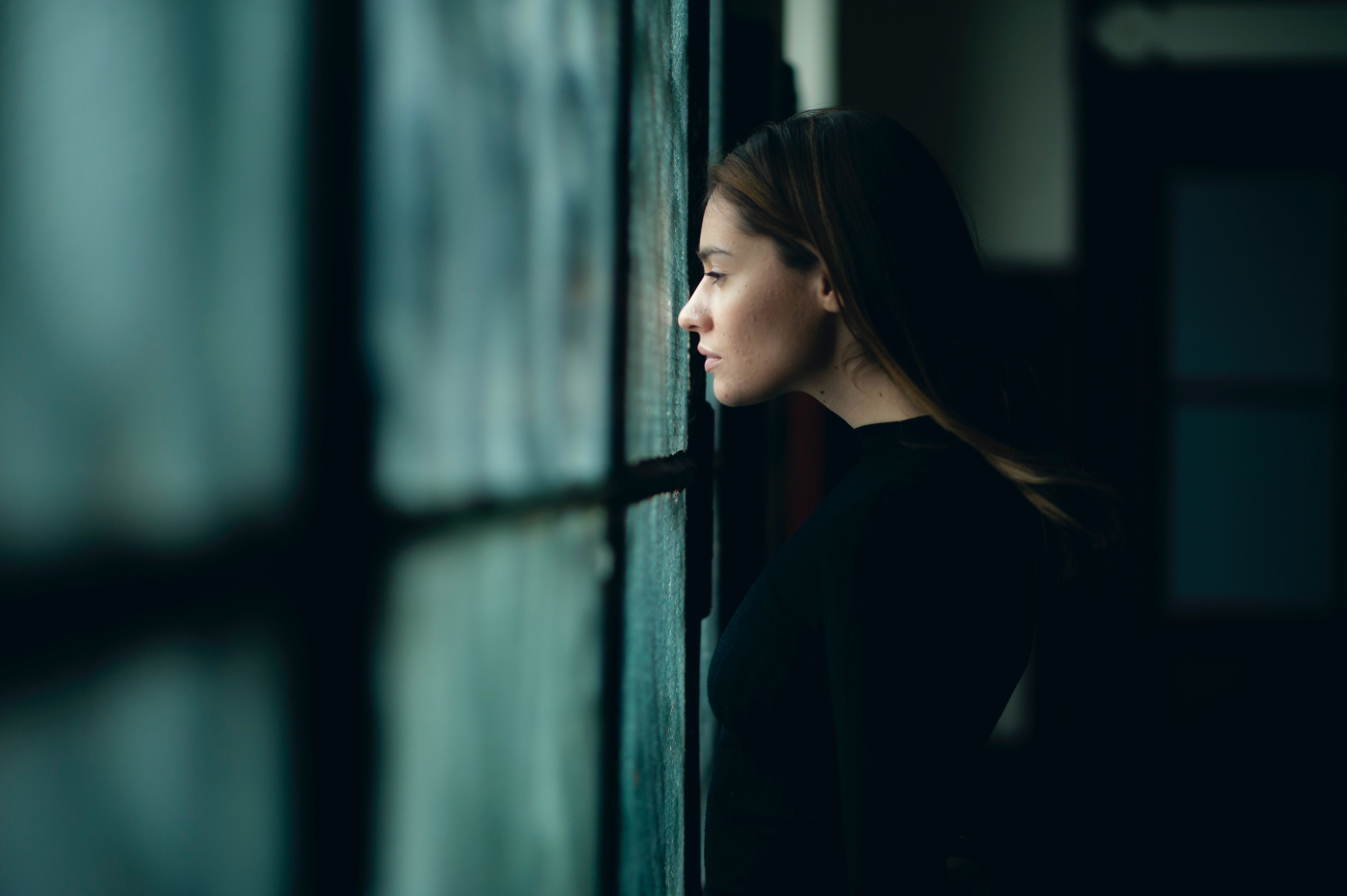 magányos nőalak – fotó: Unsplash.com/ Resat Kuleli