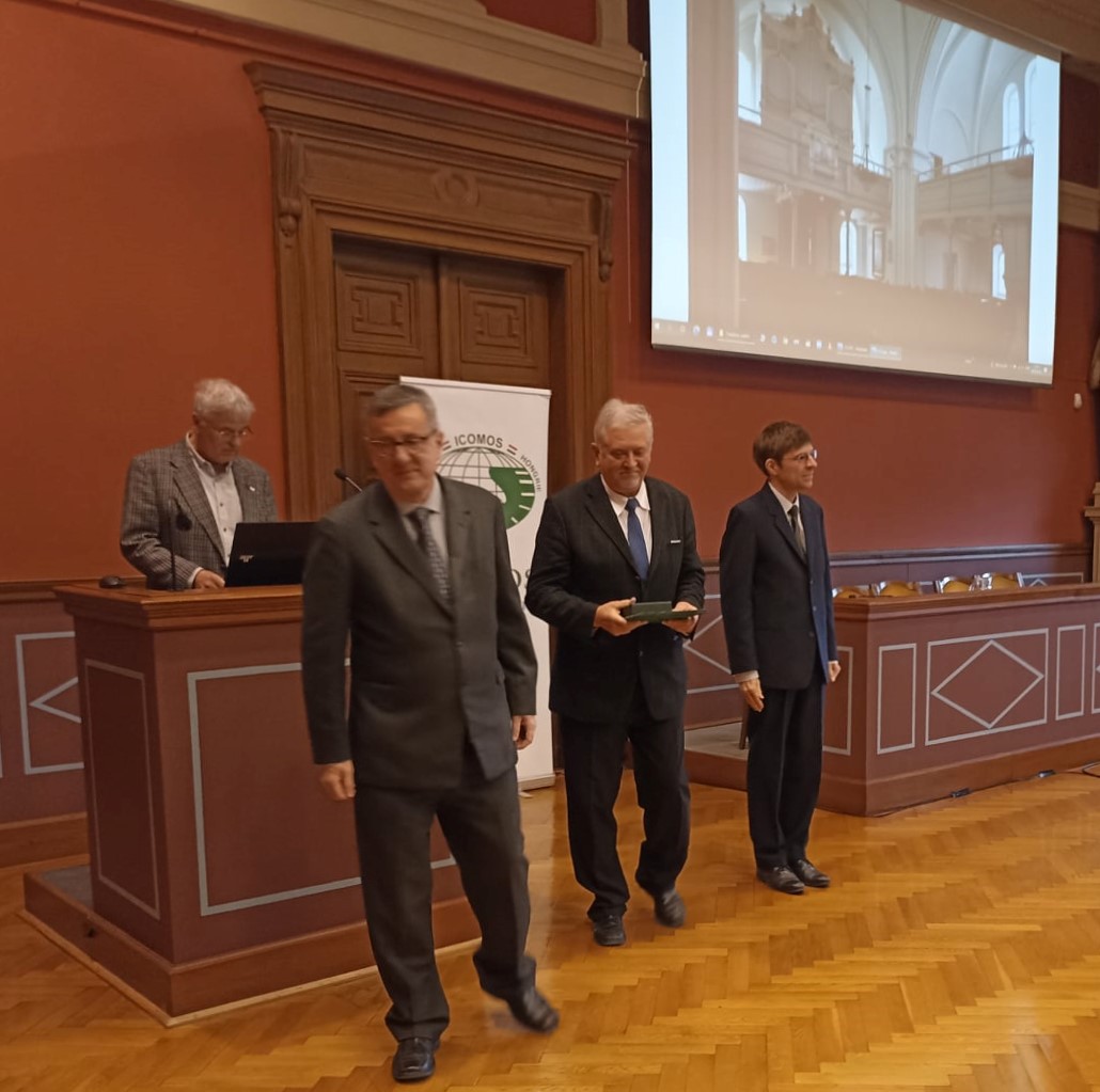 20220422 ICOMOS muemlekvedelmi dij atadoja kecskemeti evangelikusoknak