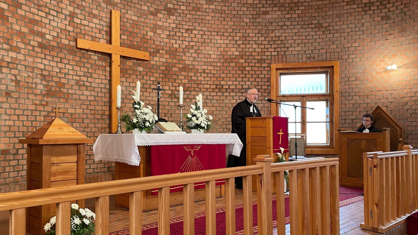 Szemerei János püspök a 25 éve felszentelt kisfaludi evangélikus templomban 2022. május 8-án - fotó: Kissné Varga Katalin