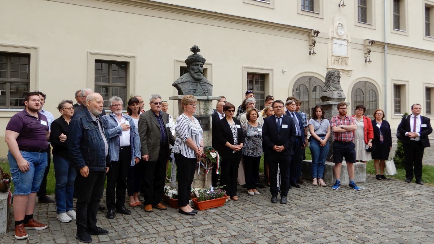 Prúsz-tagok koszorúznak