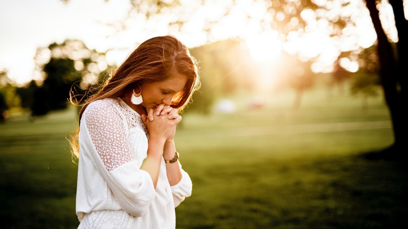 imádkozó nő - fotó: Ben White / Unsplash.com