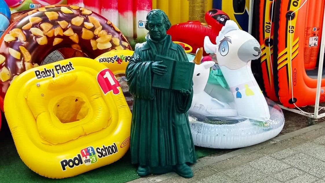 Luther-szobor kicsiben – giccskiállítás lesz az EOM-ban