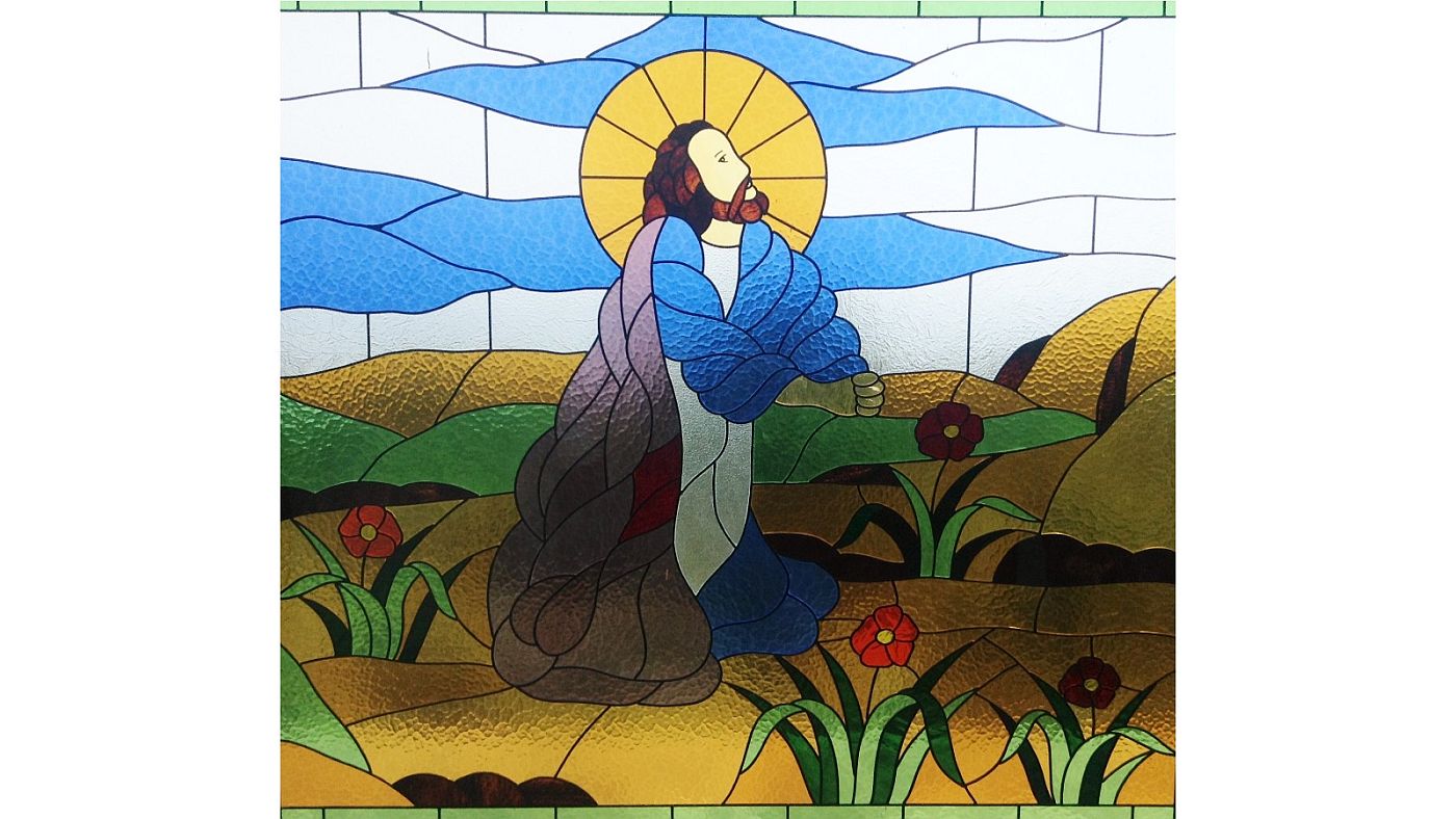 Jesus_Praying_Stained_Windows_foto_Christian_Advs_Sltg_Wikimedia_Commons