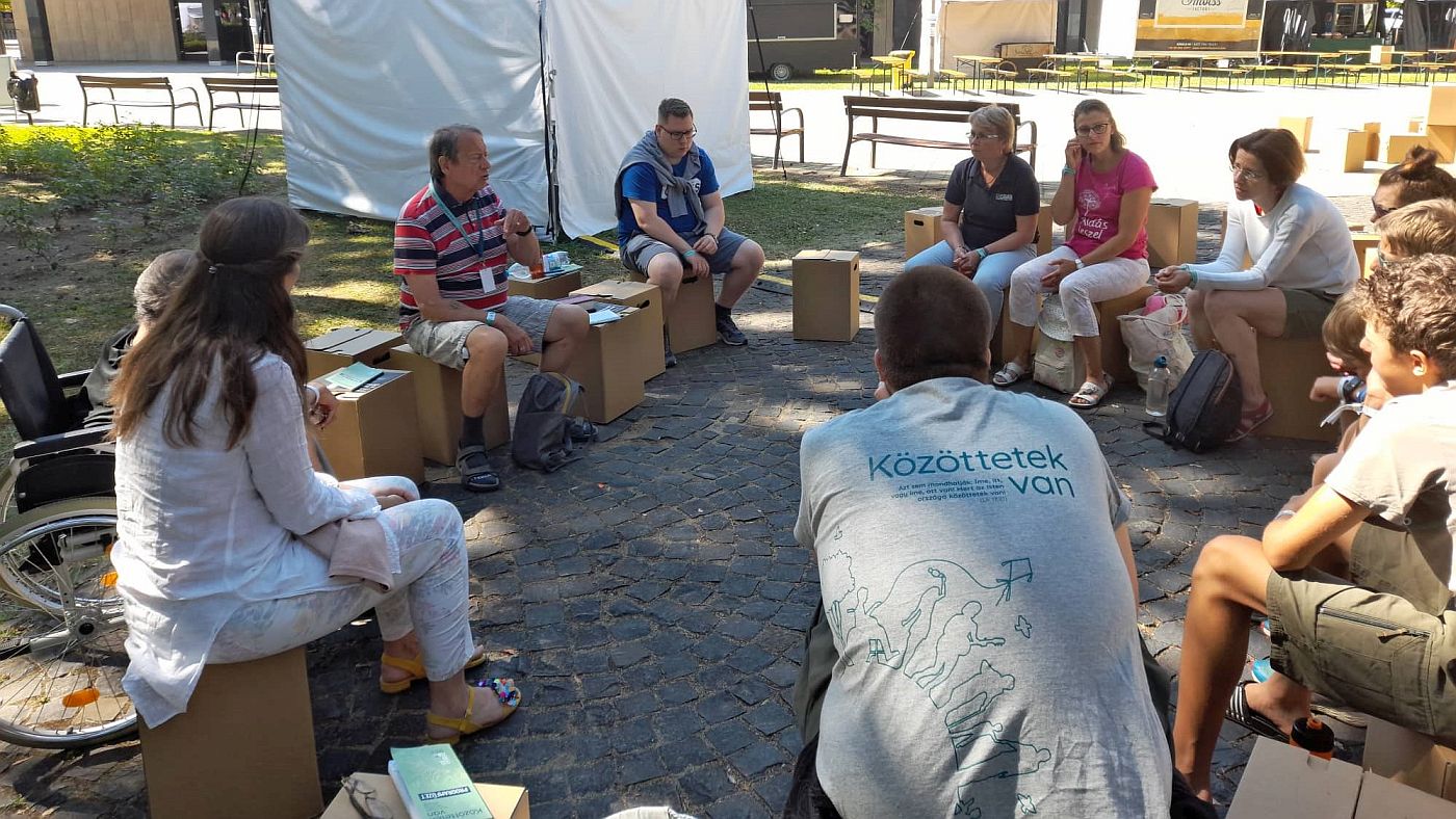 Kiscsoportos beszélgetés Gáncs Péter nyugalmazott püspök vezetésével 2022. július 16-án Gyulán, a Szélrózsa evangélikus ifjúsági találkozón