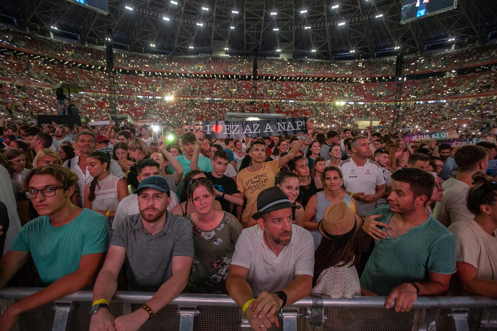 Hatalmas tömeg énekelt Istennek a nemzet új stadionjában az Ez az a nap!-on